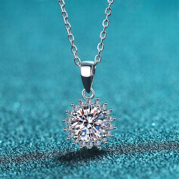 Halo Lutos Moissanite Pendant