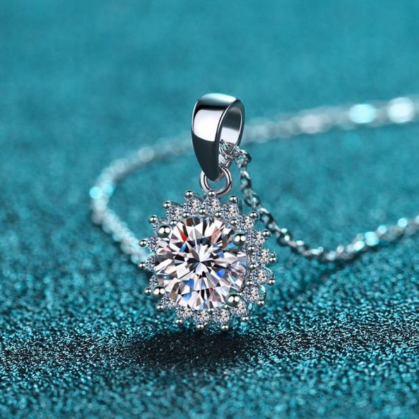 Halo Lutos Moissanite Pendant