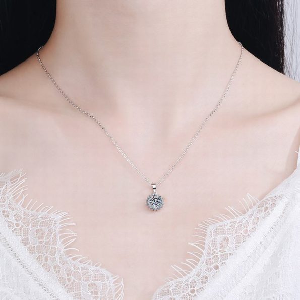 Halo Lutos Moissanite Pendant