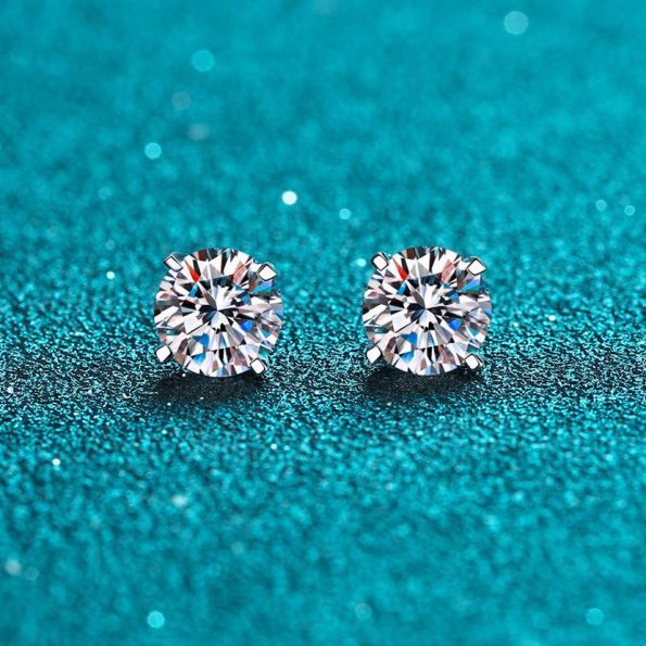 Round Moissanite Stud Earring