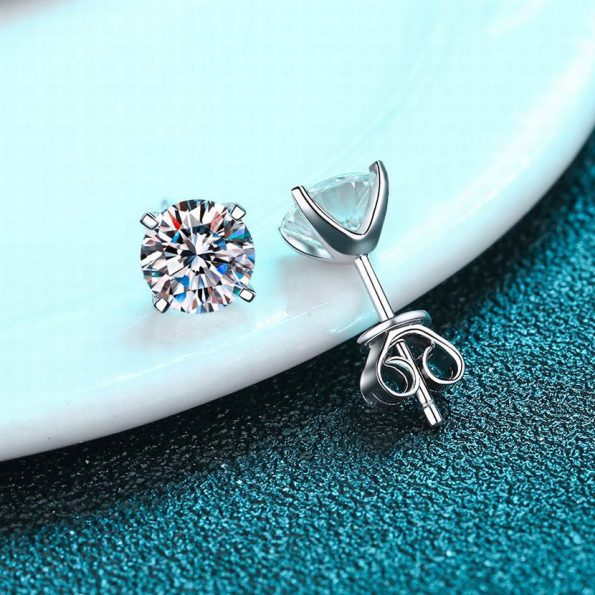 Round Moissanite Stud Earring